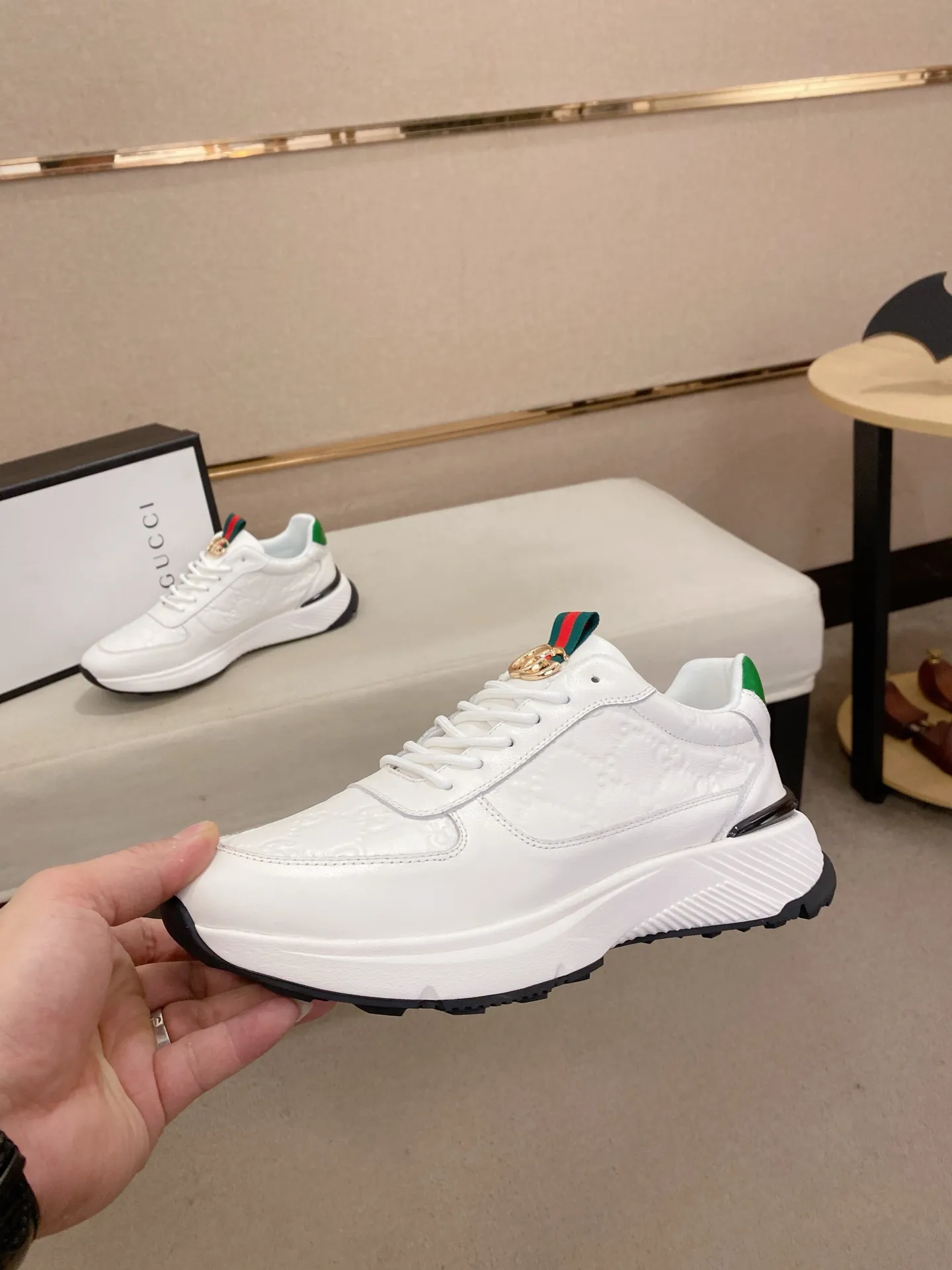 Men's shoes 💰 462💰The new GUCCI (Gucci) counters are launched simultaneously. The new men's shoes, 😘fabrics are selected from imported cowhide, and the lining is sheepskin lining. 👍🏿 High-end ☄️ air-cushion molded anti-slip rubber outsole, exquisite lines, simple and elegant, comfortable and high-end for leisure travel. Code number: 38 to 44 (45 can be customized and cannot be returned or exchanged)